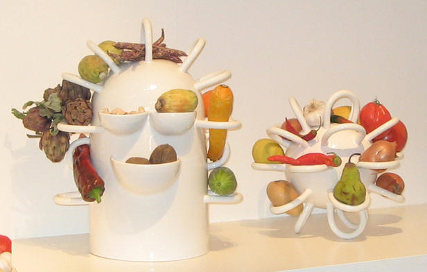 'Robot', porte-fruits et légumes, créé en 2001 sur une invitation de la Direction des Arts-Plastiques. Florence Doléac / RADI Designers à Vallauris , réalisation 'Poterie d'Amélie' puis Claude Aïello.