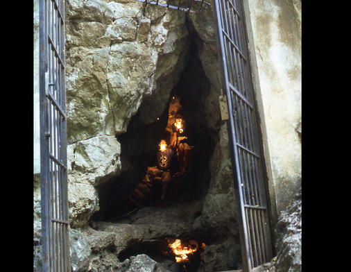 Entrée de la grotte du Vallonnet © Musée de préhistoire de Menton