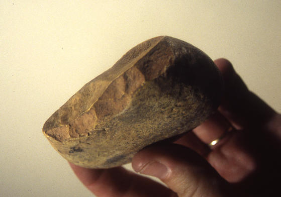 Tranchoir, biface en calcaire © Musée de préhistoire de Menton