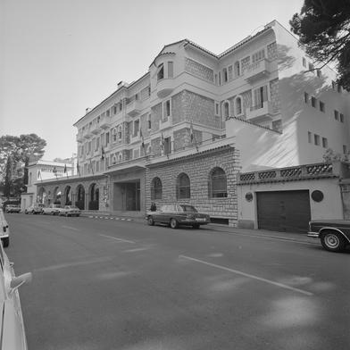 Hôtel 'Belles Rives' à Juan-les-Pins, vers 1972, Fonds du laboratoire photographique de l'Equipement (CETE) conservé aux Archives départementales des Alpes-Maritimes 