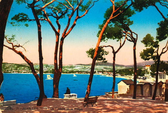 Carte postale de 1937, montrant la pinède et la plage de Juan-les-Pins, © Conseil Général 06