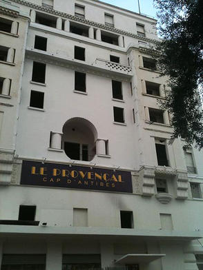 Vue de la façade de l'hôtel 'Le Provençal' à Juan-les-Pins