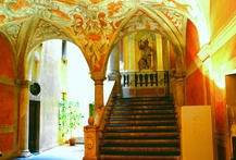 Le grand vestibule d'entrée du Palais Lascaris à Nice, avec l'escalier monumental, © Ville de Nice 
