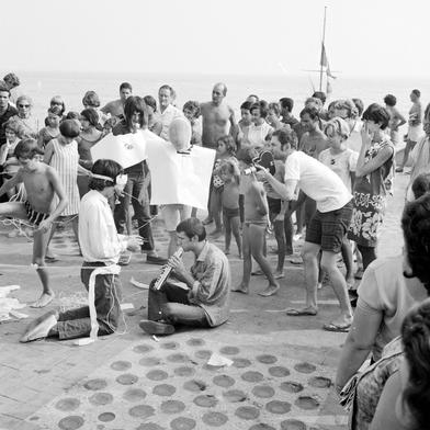 Les artistes Ben et Alocco réalisent un Happening sur la Promenade des Anglais, 1966, © Conseil Général 06, Archives départementales