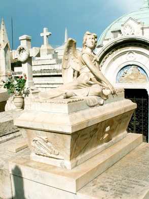 Vue d’unes des tombes du cimetière attenant au monastère de Cimiez © CRDP- CANOPÉ de l’académie de Nice