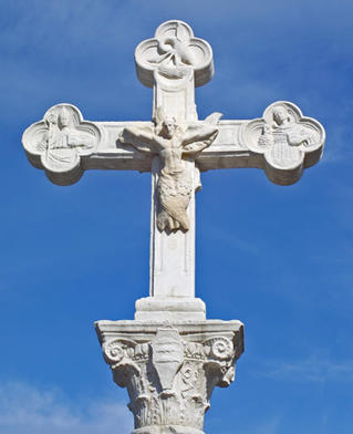 Détails de la croix située sur la place du monastère représentant le Christ en Séraphin © CRDP-CANOPÉ de l’académie de Nice