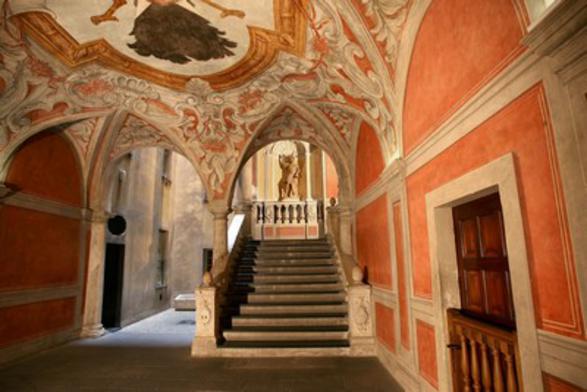 Grand vestibule d’entrée du palais Lascaris avec l’escalier monumental © Ville de Nice 