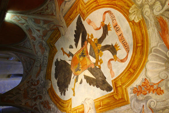 Vue du plafond du vestibule d’entrée du palais avec le cartouche figurant les armoiries de la famille Lascaris Vintimille avec leur devise « Nec me fulgura » © Ville de Nice 