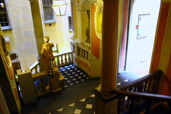 Le Palais Lascaris, vue de l’escalier monumental et des statues de marbres et bustes à « l’antique » placés dans des niches © Ville de Nice 