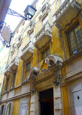 Vue de la façade principale du Palais Lascaris donnant sur la rue Droite © Ville de Nice 