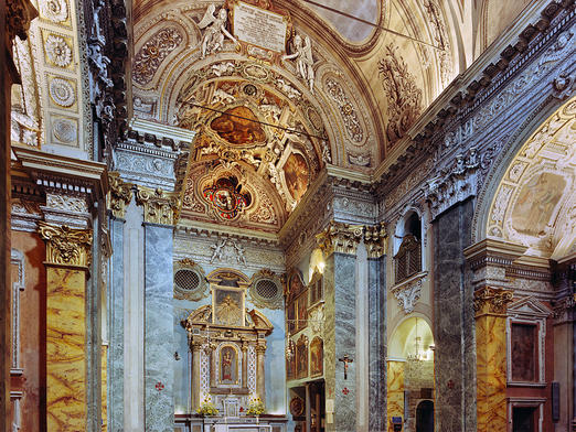 Détails du choeur avec le maître-autel et la statue de la Vierge © Conseil Général 06