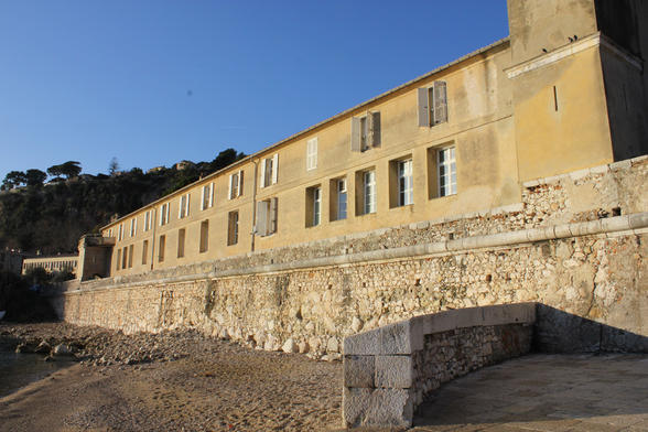 Les « Galériens », une ancienne prison, est l’un des deux bâtiments constituant la Station Zoologique de l’OOV © M. Ferraris